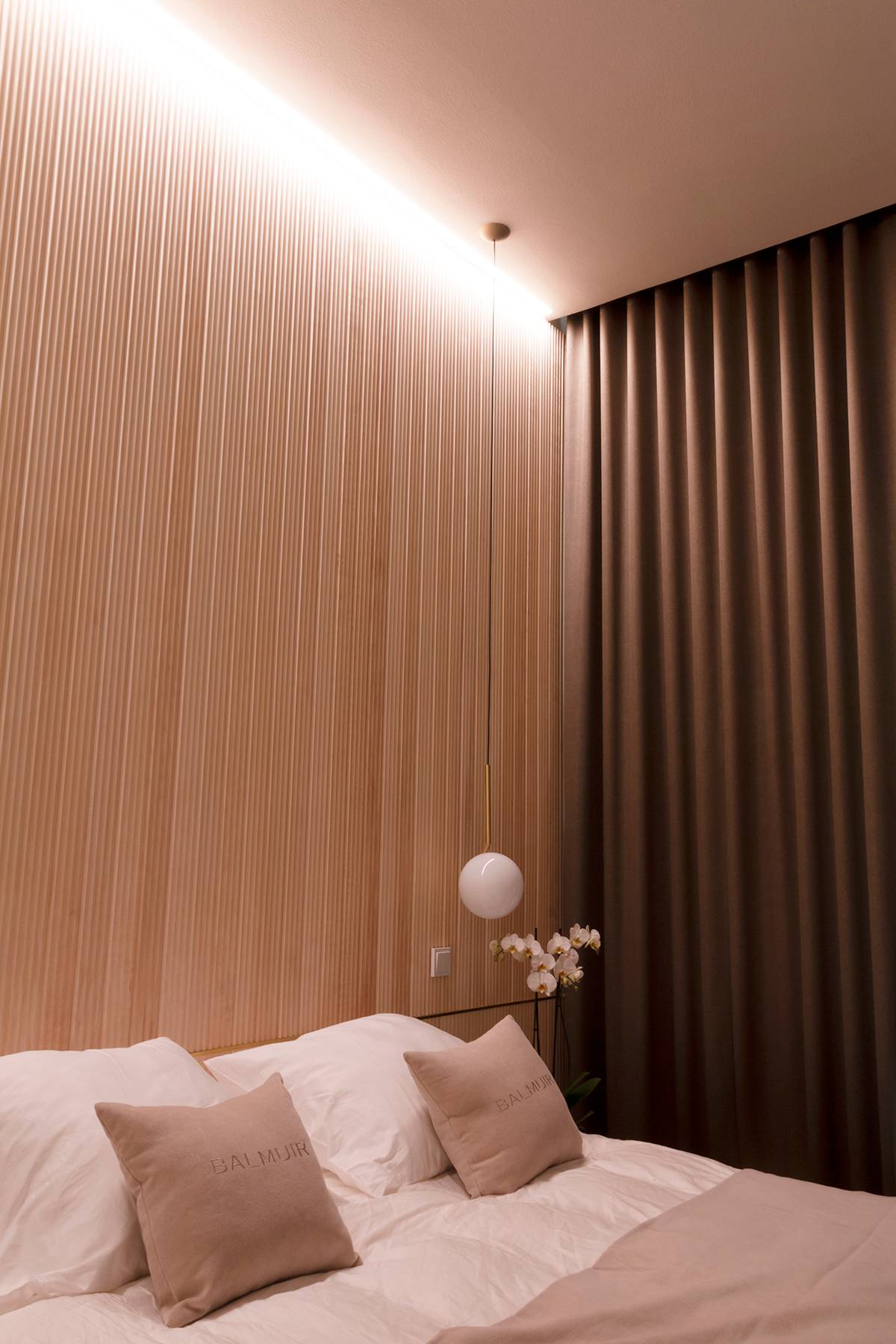 En el dormitorio, la iluminación ambiental detrás de la cama en el techo resalta el hermoso revestimiento. Tiras de leds en el perfil ancho empotrado. Ledstore.fi